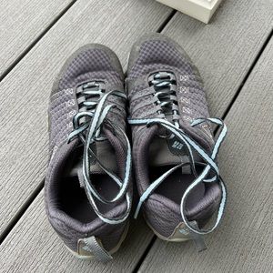 Woman Columbia hiking shoes size 6 ( used)